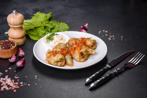 Geleneksel doldurulmuş lahana, kıyma ve pilav, domates sosunda servis edilir.