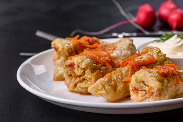 Geleneksel doldurulmuş lahana, kıyma ve pilav, domates sosunda servis edilir.