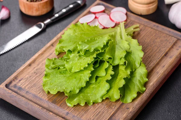 Fresh Delicious Lettuce Leaves Wooden Cutting Board Dark Concrete Background — ストック写真