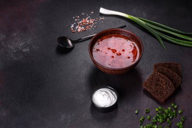 Pancar çorbası - geleneksel Ukrayna çorba pancar, domates, lahana, havuç ve sığır eti yapılır