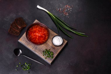 Pancar çorbası - geleneksel Ukrayna çorba pancar, domates, lahana, havuç ve sığır eti yapılır