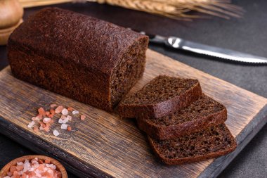 mor ile yapılan organik ev yapımı antik tahıl ekmeği