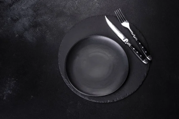 黑色底座上的空盘子 叉子和刀 顶部视图 复制空间 — 图库照片