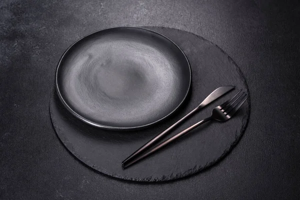 Platos Negros Vacíos Tenedor Cuchillo Sobre Fondo Negro Vista Superior —  Fotos de Stock