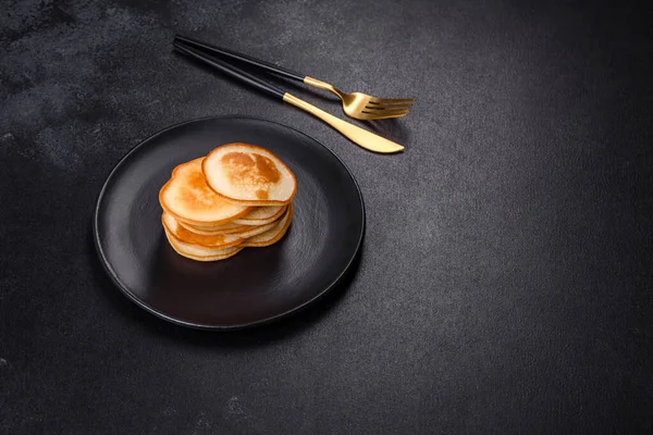Delicious Fresh Pancakes Black Plate Dark Concrete Background Making Delicious — Stock Photo, Image