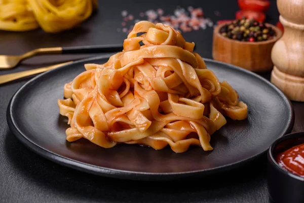 Gustose Tagliatelle Pasta Appetitose Con Sugo Pomodoro Parmigiano Servito Piatto — Foto Stock