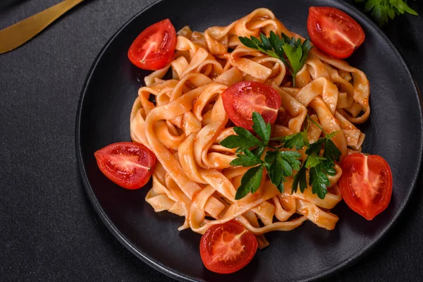 Gustose Tagliatelle Pasta Appetitose Con Sugo Pomodoro Parmigiano Servito Piatto — Foto Stock