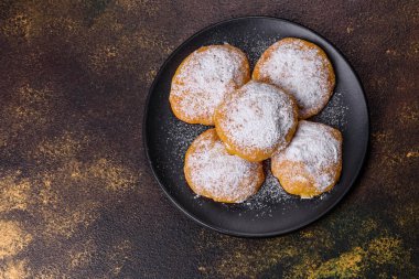 Siyah arka planda ev yapımı kahverengi mısır kurabiyeleri.