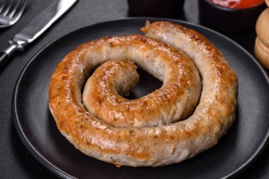 baharat ve otlar ile pişmiş ev yapımı sosis, yakın. Spiral ızgara ev yapımı sosis