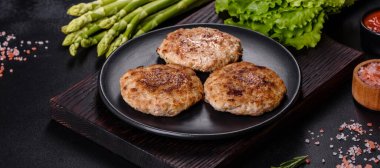 Izgara et pirzolası. Hamburger için pirzola. Üst Manzara. Metnin için boş yer