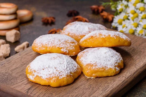 Zelfgemaakte Goudbruine Maïskoekjes Een Zwarte Achtergrond — Stockfoto