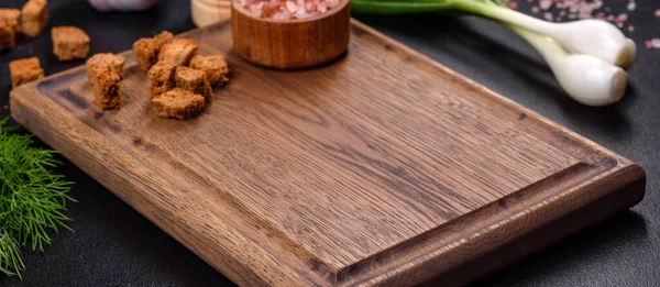 一个美味的新鲜的 浓密的蘑菇泥汤 面包屑 香料和香草在木板上 与黑暗的混凝土背景 素食料理 — 图库照片