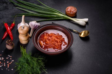 Geleneksel Ukrayna çorbası, bir kase kırmızı pancar kökü çorbası.