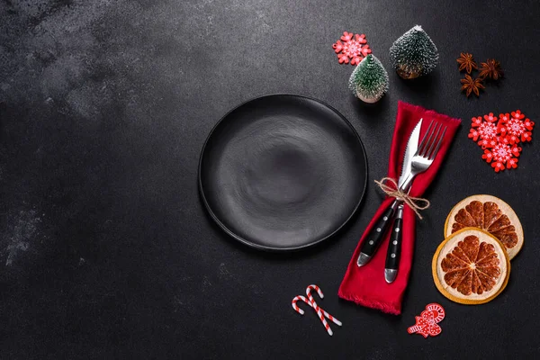 Christmas Table Setting Empty Black Ceramic Plate Fir Tree Branch — Stock Photo, Image