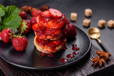 Çilek reçeli ve çimento kaplı süzme peynirli krep.