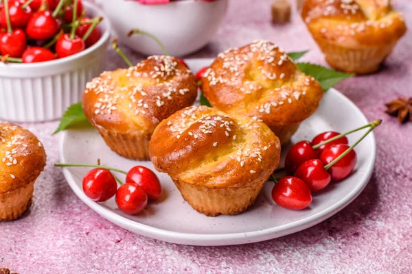 Mucchio Muffin Ciliegie Appena Sfornati Con Bacche Fresche Tavolo Cemento — Foto Stock