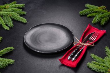 Noel sofrasında aletler, zencefilli ekmekler, ağaç dalları ve kurutulmuş narenciye ağaçları var. Kutlama için hazırlıklar