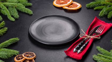 Noel sofrasında aletler, zencefilli ekmekler, ağaç dalları ve kurutulmuş narenciye ağaçları var. Kutlama için hazırlıklar