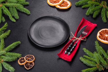 Noel sofrasında aletler, zencefilli ekmekler, ağaç dalları ve kurutulmuş narenciye ağaçları var. Kutlama için hazırlıklar