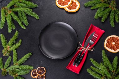 Noel sofrasında aletler, zencefilli ekmekler, ağaç dalları ve kurutulmuş narenciye ağaçları var. Kutlama için hazırlıklar