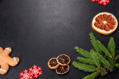 Noel sofrasında aletler, zencefilli ekmekler, ağaç dalları ve kurutulmuş narenciye ağaçları var. Kutlama için hazırlıklar