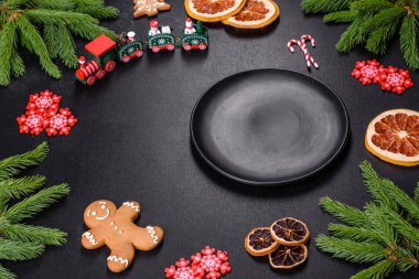 Noel sofrasında aletler, zencefilli ekmekler, ağaç dalları ve kurutulmuş narenciye ağaçları var. Kutlama için hazırlıklar