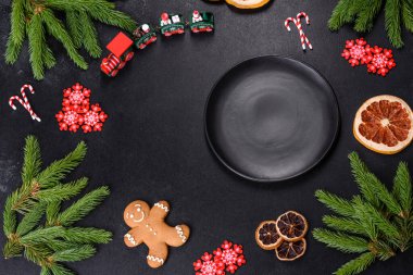 Noel sofrasında aletler, zencefilli ekmekler, ağaç dalları ve kurutulmuş narenciye ağaçları var. Kutlama için hazırlıklar