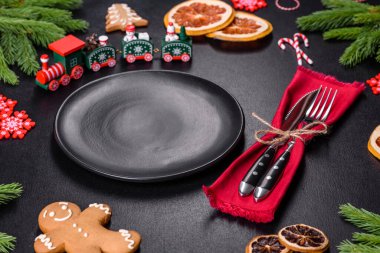 Noel sofrasında aletler, zencefilli ekmekler, ağaç dalları ve kurutulmuş narenciye ağaçları var. Kutlama için hazırlıklar