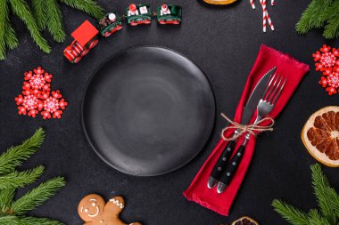 Noel sofrasında aletler, zencefilli ekmekler, ağaç dalları ve kurutulmuş narenciye ağaçları var. Kutlama için hazırlıklar