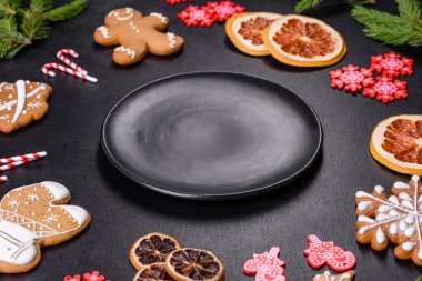 Noel sofrasında aletler, zencefilli ekmekler, ağaç dalları ve kurutulmuş narenciye ağaçları var. Kutlama için hazırlıklar