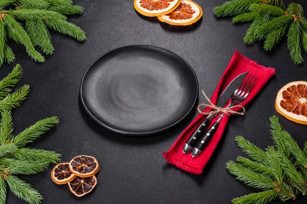 Noel sofrasında aletler, zencefilli ekmekler, ağaç dalları ve kurutulmuş narenciye ağaçları var. Kutlama için hazırlıklar