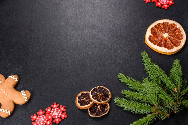 Noel sofrasında aletler, zencefilli ekmekler, ağaç dalları ve kurutulmuş narenciye ağaçları var. Kutlama için hazırlıklar