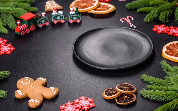 Noel sofrasında aletler, zencefilli ekmekler, ağaç dalları ve kurutulmuş narenciye ağaçları var. Kutlama için hazırlıklar