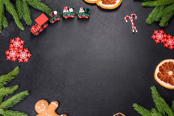 Festliche Weihnachtstafel Mit Geräten Lebkuchen Zweigen Und Getrockneten Zitrusbäumen Vorbereitungen — Stockfoto