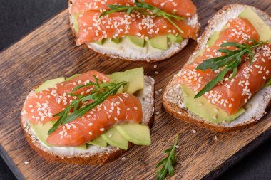 Açık sandviç ya da tost. Somon, avokado ve susamlı tahıl ekmeği. Sağlıklı çerez, yağ ve omega 3 kaynağı