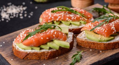 Açık sandviç ya da tost. Somon, avokado ve susamlı tahıl ekmeği. Sağlıklı çerez, yağ ve omega 3 kaynağı