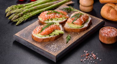 Açık sandviç ya da tost. Somon, avokado ve susamlı tahıl ekmeği. Sağlıklı çerez, yağ ve omega 3 kaynağı