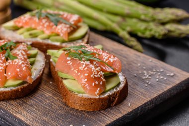 Açık sandviç ya da tost. Somon, avokado ve susamlı tahıl ekmeği. Sağlıklı çerez, yağ ve omega 3 kaynağı