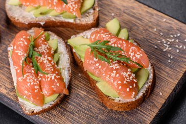 Açık sandviç ya da tost. Somon, avokado ve susamlı tahıl ekmeği. Sağlıklı çerez, yağ ve omega 3 kaynağı