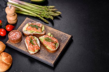 Açık sandviç ya da tost. Somon, avokado ve susamlı tahıl ekmeği. Sağlıklı çerez, yağ ve omega 3 kaynağı