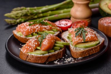 Açık sandviç ya da tost. Somon, avokado ve susamlı tahıl ekmeği. Sağlıklı çerez, yağ ve omega 3 kaynağı