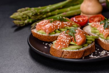 Açık sandviç ya da tost. Somon, avokado ve susamlı tahıl ekmeği. Sağlıklı çerez, yağ ve omega 3 kaynağı