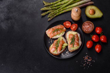 Açık sandviç ya da tost. Somon, avokado ve susamlı tahıl ekmeği. Sağlıklı çerez, yağ ve omega 3 kaynağı