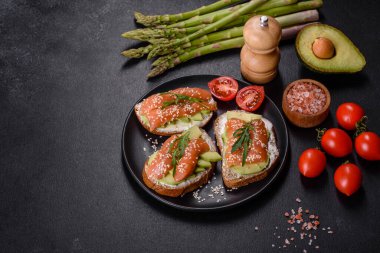 Açık sandviç ya da tost. Somon, avokado ve susamlı tahıl ekmeği. Sağlıklı çerez, yağ ve omega 3 kaynağı