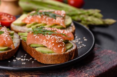 Açık sandviç ya da tost. Somon, avokado ve susamlı tahıl ekmeği. Sağlıklı çerez, yağ ve omega 3 kaynağı