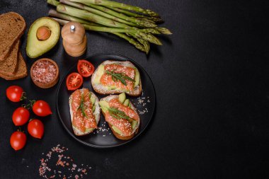 Açık sandviç ya da tost. Somon, avokado ve susamlı tahıl ekmeği. Sağlıklı çerez, yağ ve omega 3 kaynağı