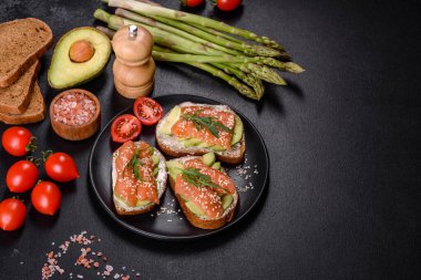 Açık sandviç ya da tost. Somon, avokado ve susamlı tahıl ekmeği. Sağlıklı çerez, yağ ve omega 3 kaynağı