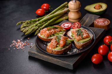 Açık sandviç ya da tost. Somon, avokado ve susamlı tahıl ekmeği. Sağlıklı çerez, yağ ve omega 3 kaynağı