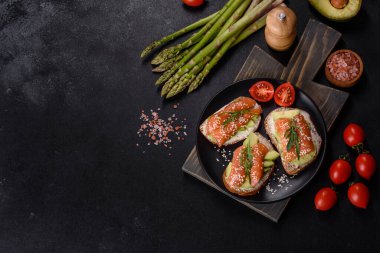 Açık sandviç ya da tost. Somon, avokado ve susamlı tahıl ekmeği. Sağlıklı çerez, yağ ve omega 3 kaynağı