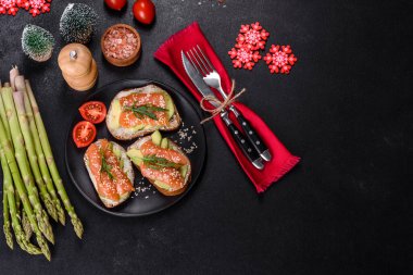 Açık sandviç ya da tost. Somon, avokado ve susamlı tahıl ekmeği. Sağlıklı çerez, yağ ve omega 3 kaynağı noel masasında.